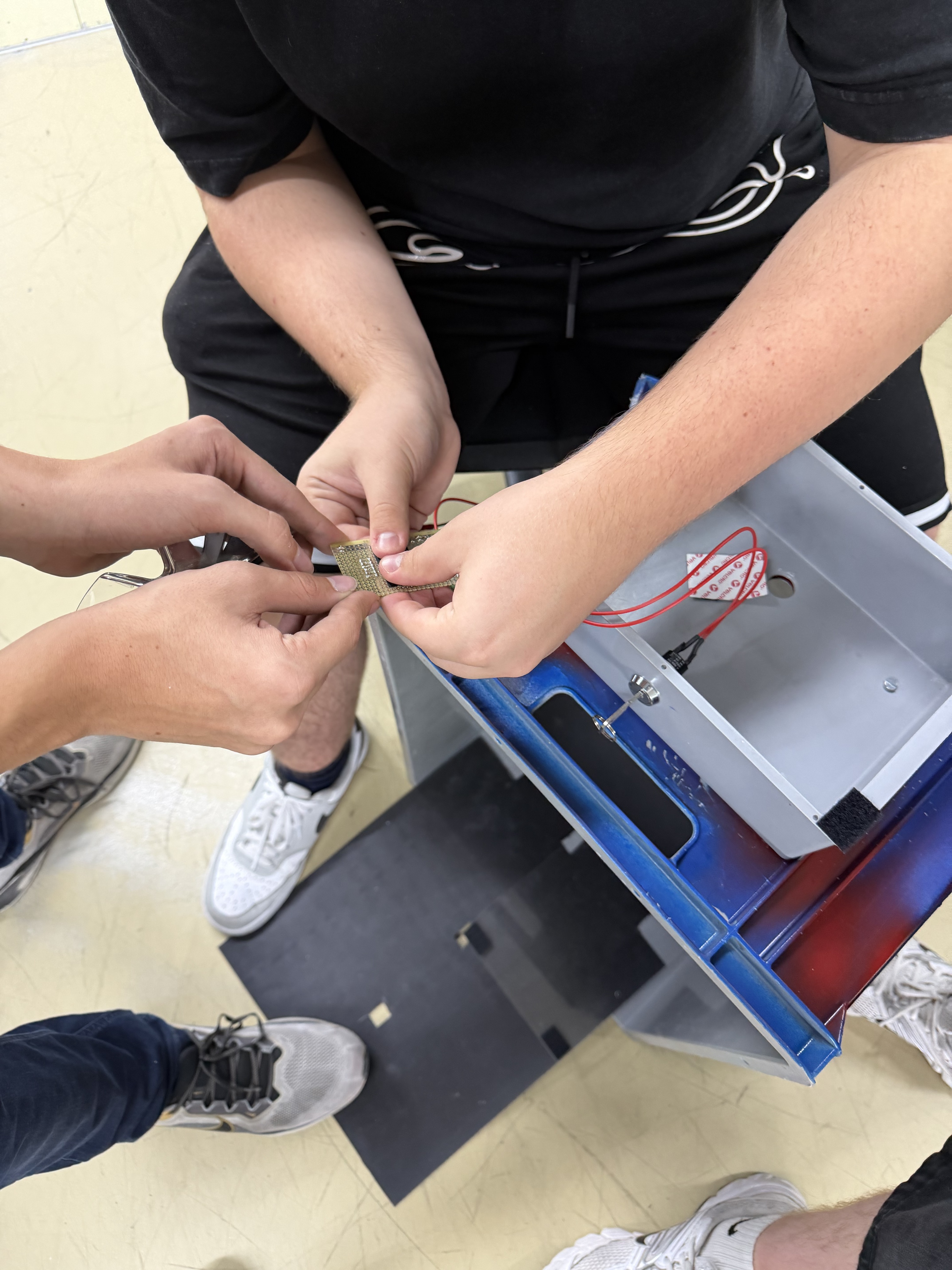 Pascal und Kamil an der Kiste Arduino am anmachen