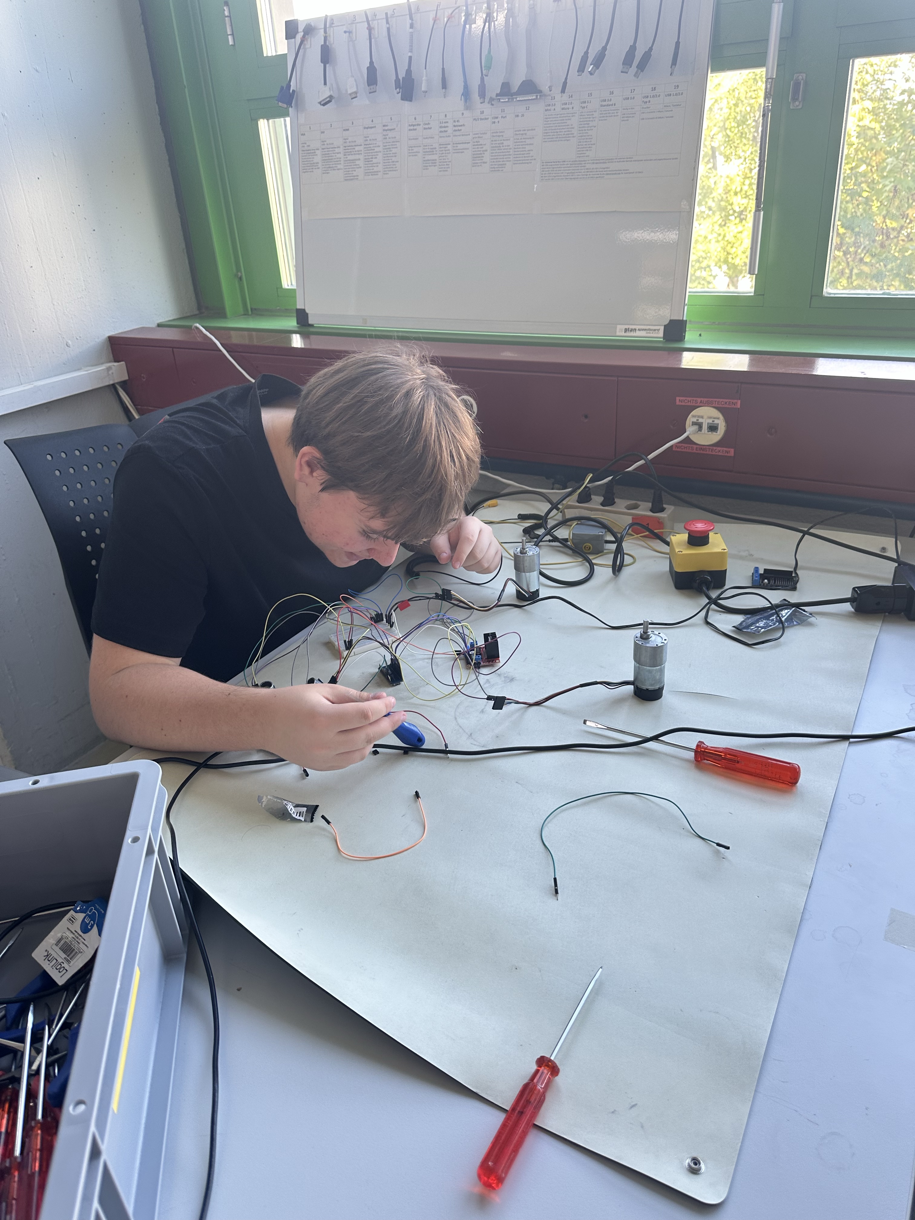 Kamil an der Elektronik