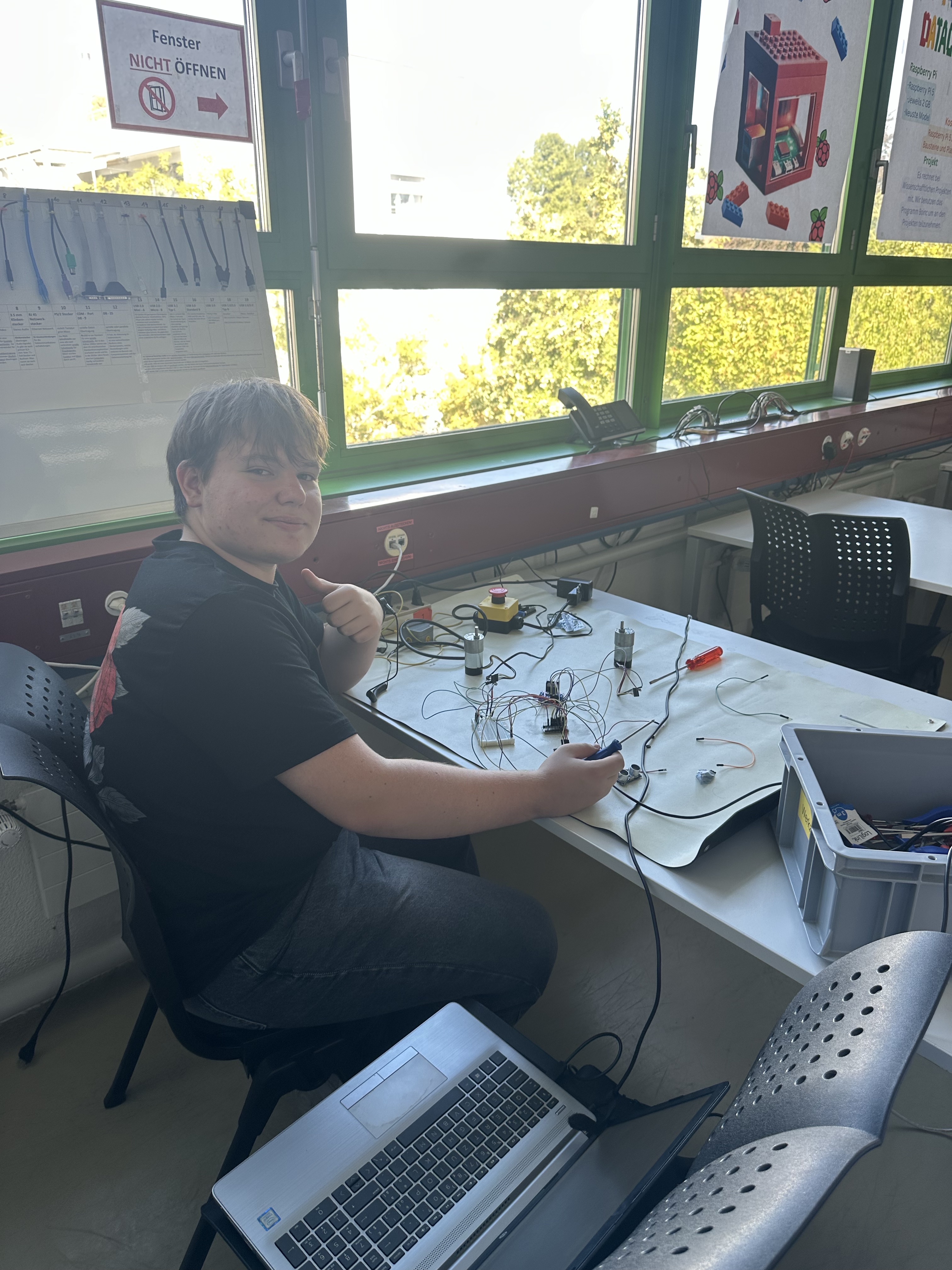 Kamil an der Elektronik 2