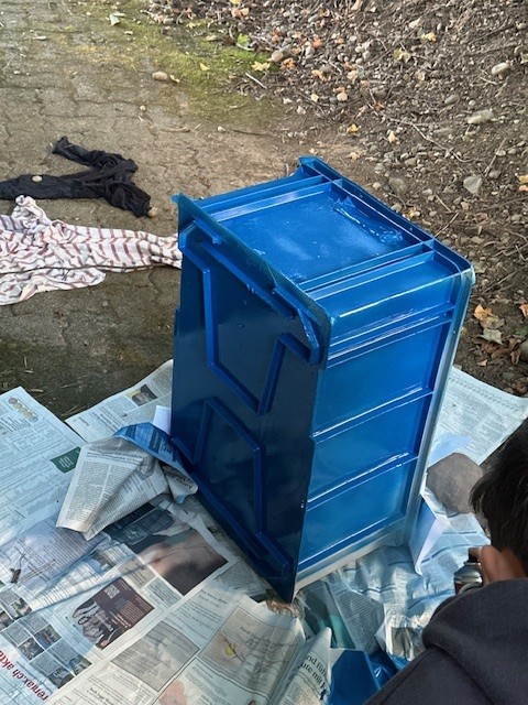 Unsere Kiste blau gefärbt