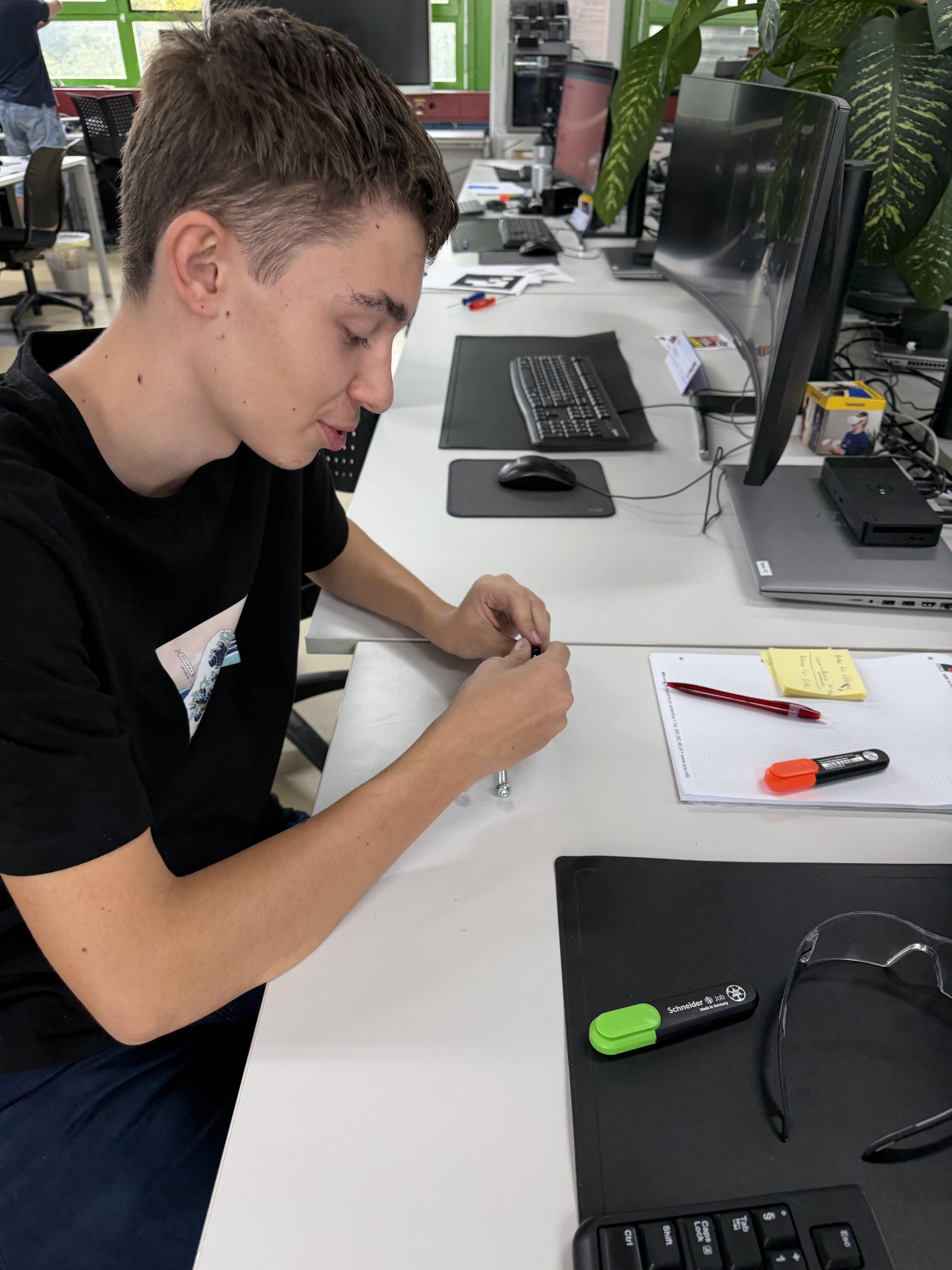 Pascal irgendetwas am machen mit Schrauben